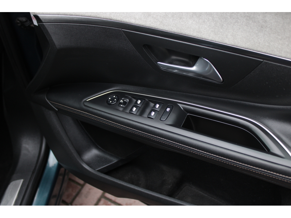 2019 Peugeot 5008 - image 10