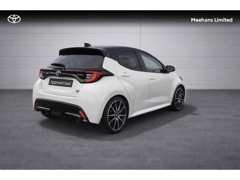 2023 Toyota Yaris - image 2