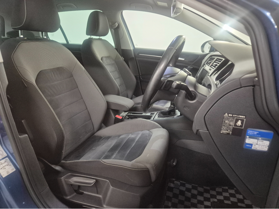 2016 Volkswagen Golf **HIGHLINE**ONLY 64000KMS**ALCANTARA SEATS*17" ALLOYS**BLIS**FOCAL INSIDE SPEAKERS*LANE ASSIST*KEYLESS ENTRY AND START**ADAPTIVE CRUISE CONTROL**DUAL ZONE CLIMATE**REVERSE CAMERA**BLUETOOTH STREAM €15,949