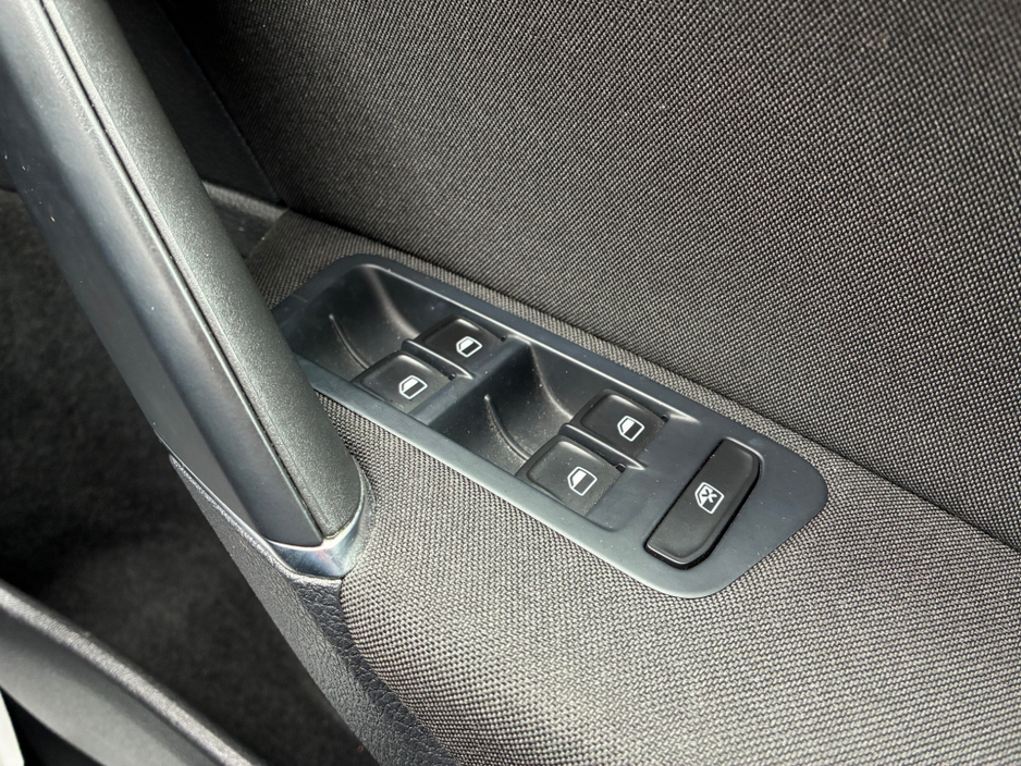 2014 Volkswagen Golf - image 20