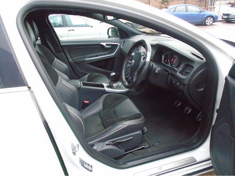 2017 Volvo V60 2.0 D D4 R-DESIGN NAV 190BHP 5DR €16,950