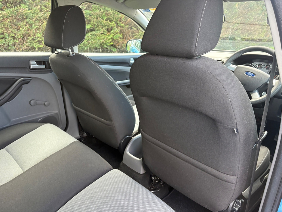 2010 Ford Focus - image 12