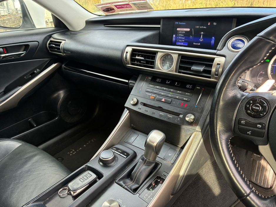 2016 Lexus IS 300 h - image 6
