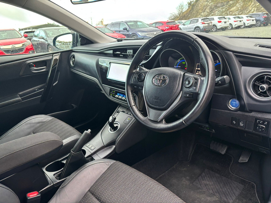 2016 Toyota Auris Hybrid €13,950