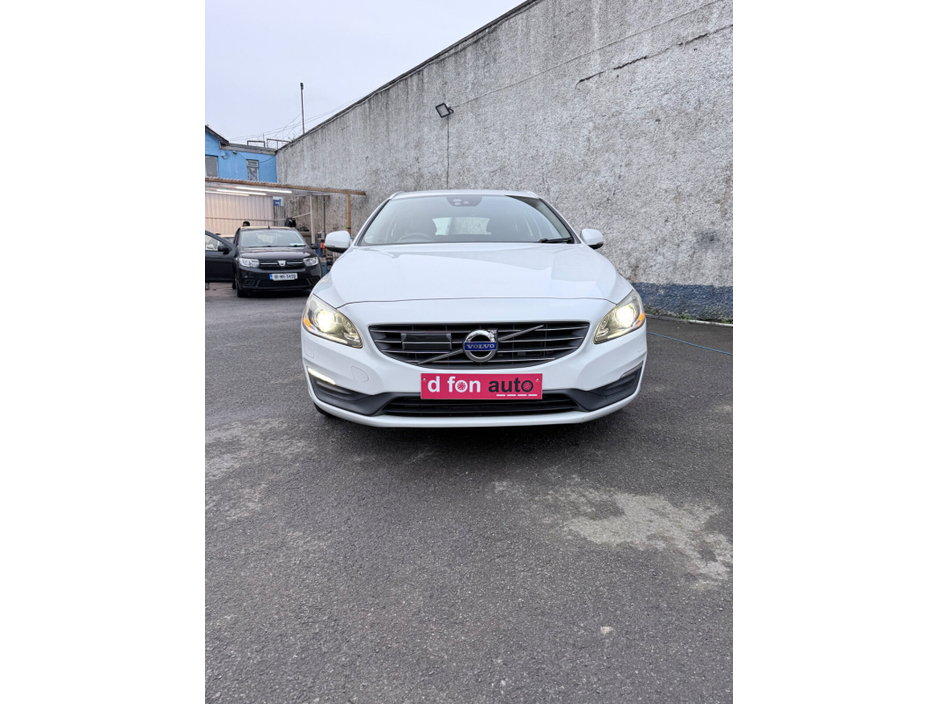 2015 Volvo V60 - image 3