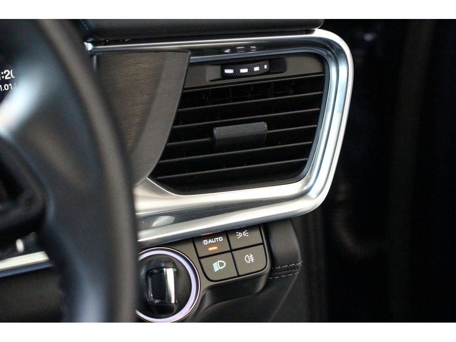 2023 Porsche Panamera - image 37