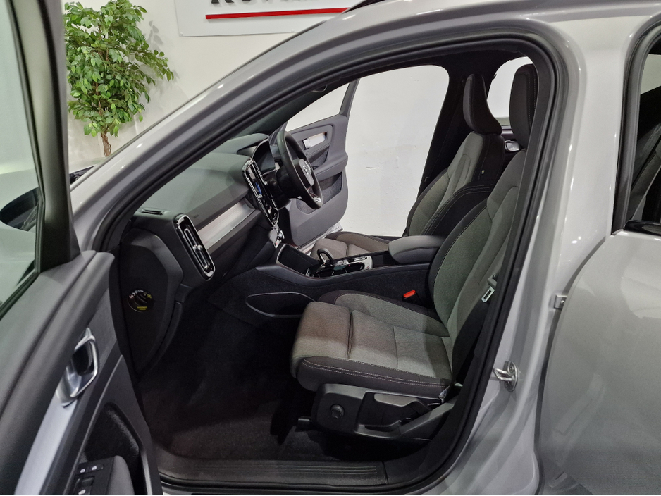 2022 Volvo XC40 T4 RECHARGE PLUS DARK AUTOMATIC **ONE OWNER / APPLE CARPLAY / BLIND SPOT ASSIST / CRUISE CONTROL / ELECTRIC BOOTLID / HEATED FRONT & REAR SEATS / REVERSE CAMERA / SAT NAV / WIRELESS PHONE CHARGING** €33,900