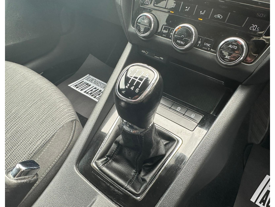 2017 Skoda Octavia - image 25