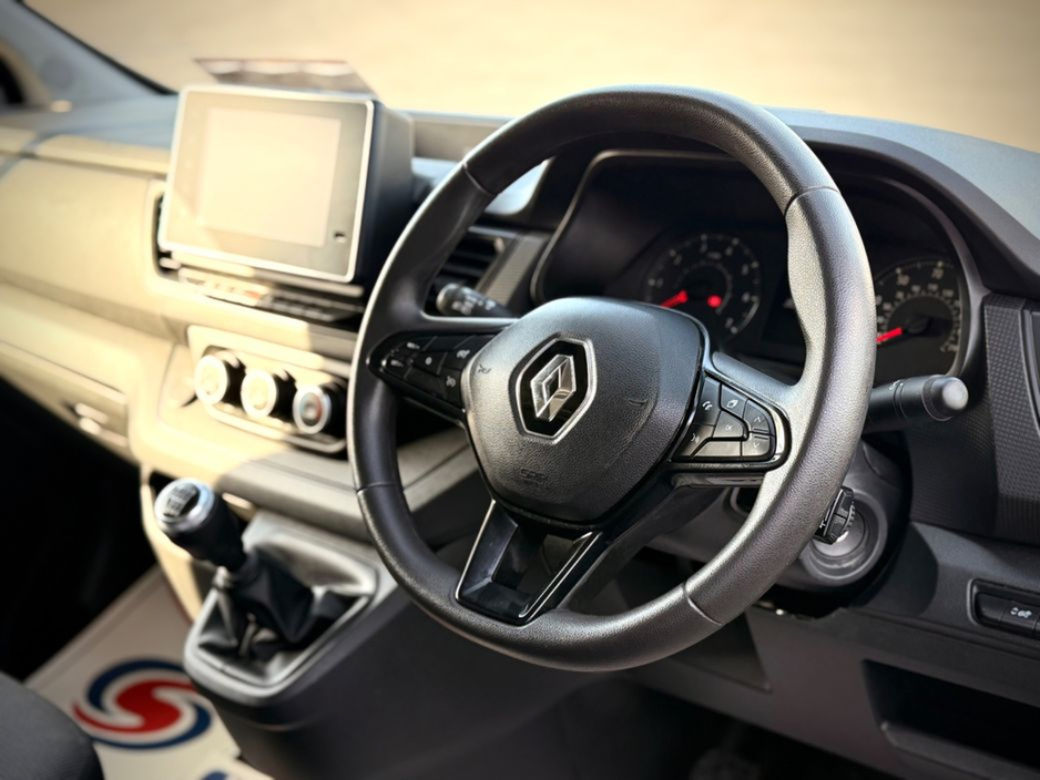 2023 Renault Trafic - image 15