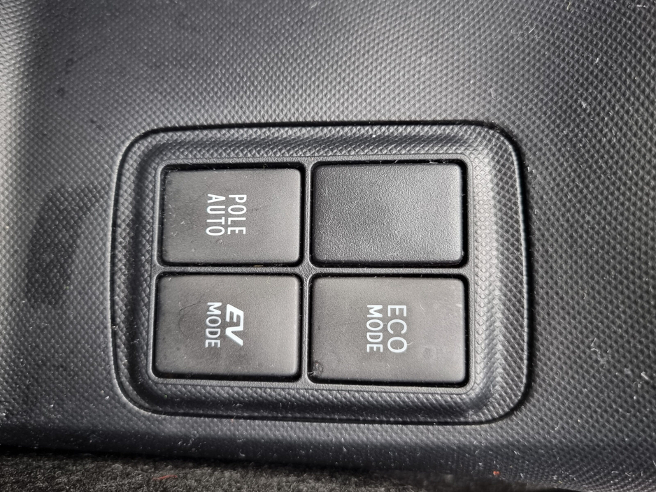 2014 Toyota Aqua - image 13