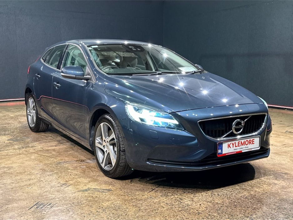 2017 Volvo V40 - image 9