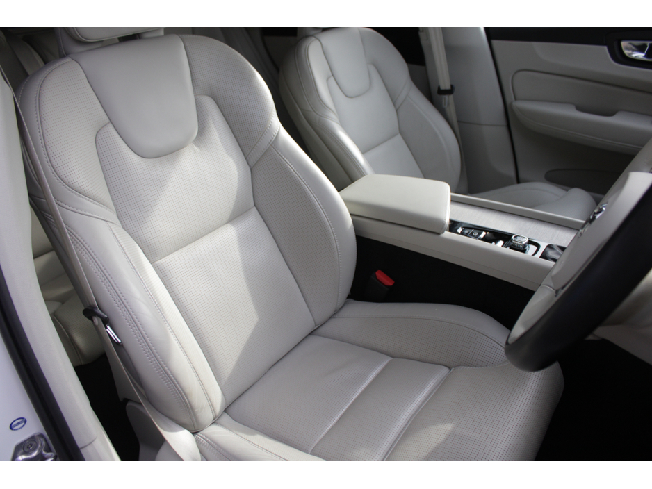 2020 Volvo XC60 - image 11