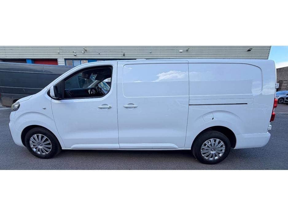 2022 Opel Vivaro - image 10