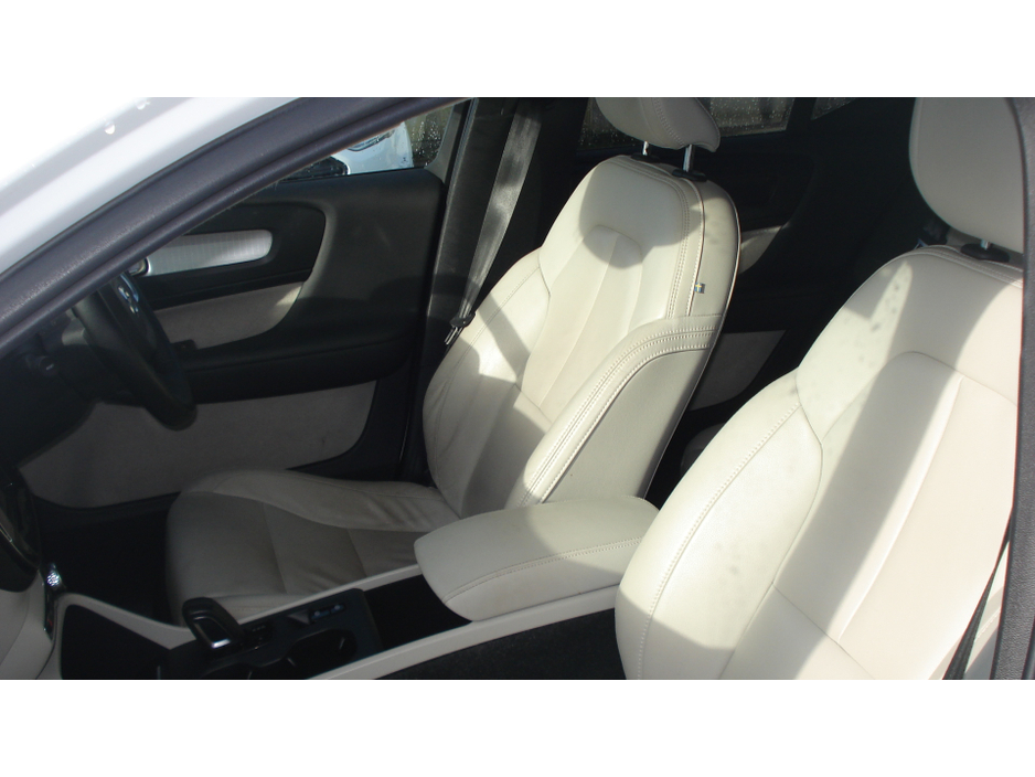 2018 Volvo XC40 - image 3