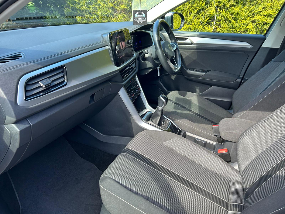 2023 Volkswagen T-Roc - image 9