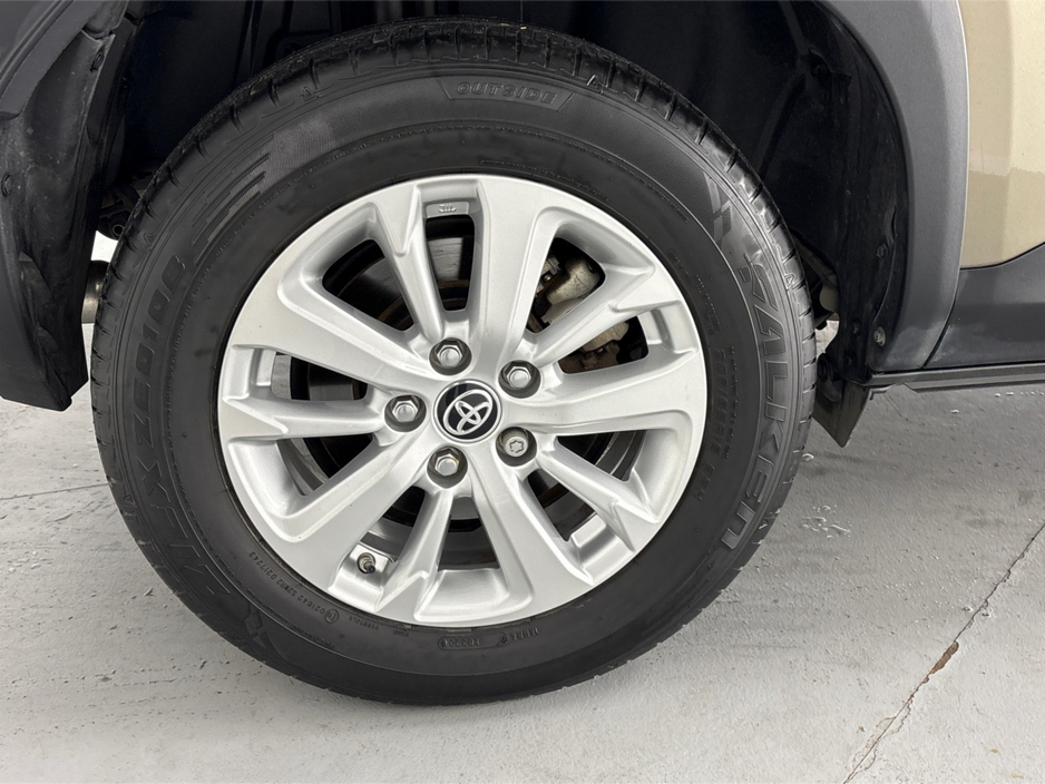 2023 Toyota Yaris Cross - image 11