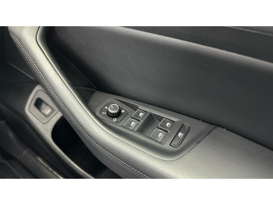 2018 Volkswagen Passat - image 9