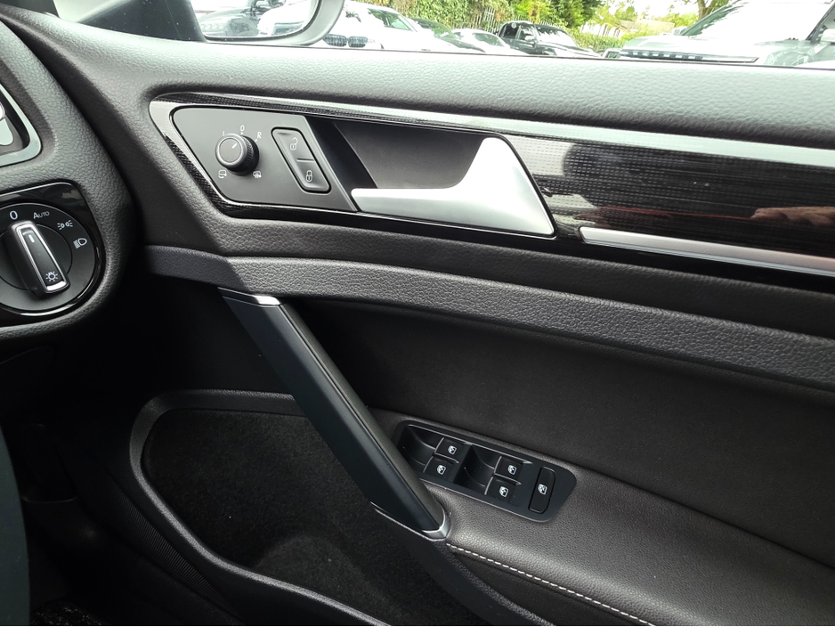 2019 Volkswagen Golf ( 192 REG ) HIGHLINE FULL LEATHER SEATS HEATED ELECTRIC SEATS SAT NAV PACK - VIRTUAL CLOCKS -REVERSE CAMERA - NAVIGATION - CARPLAY - ANDROID AUTO- BLIND SPOT REAR TRAFFIC ASSIST - DISCOVER PRO €22,950