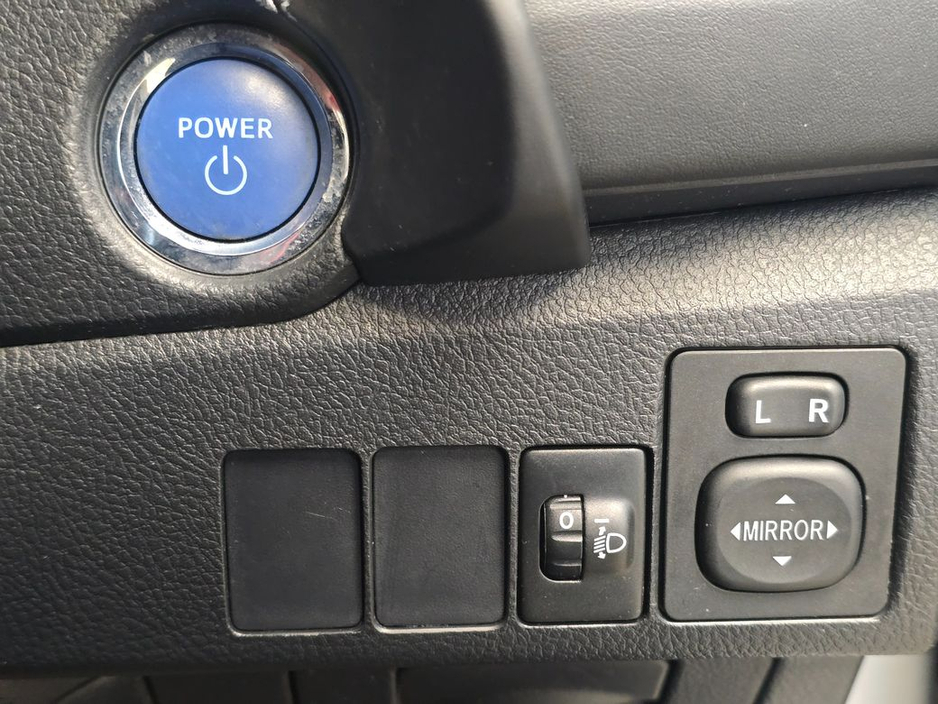 2016 Toyota Auris - image 18