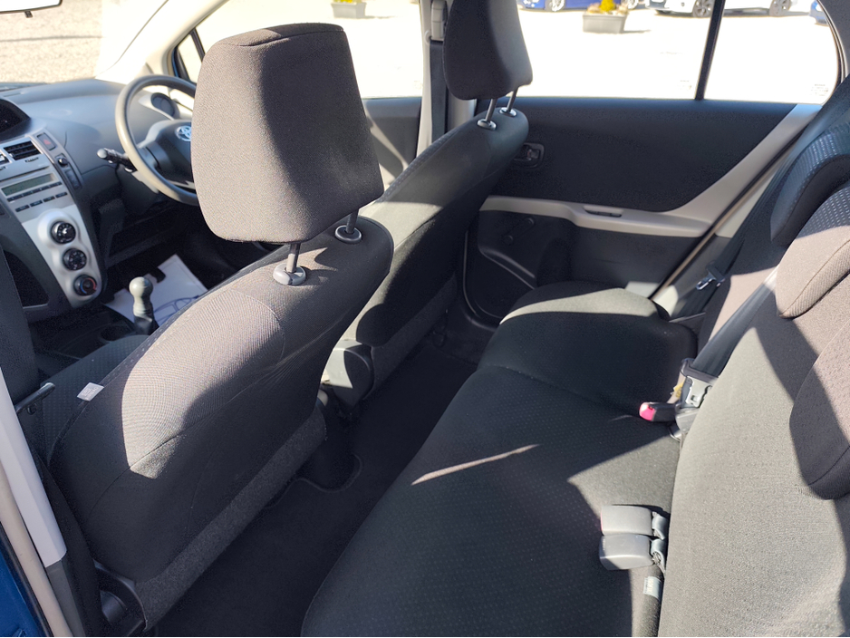 2012 Toyota Yaris - image 9