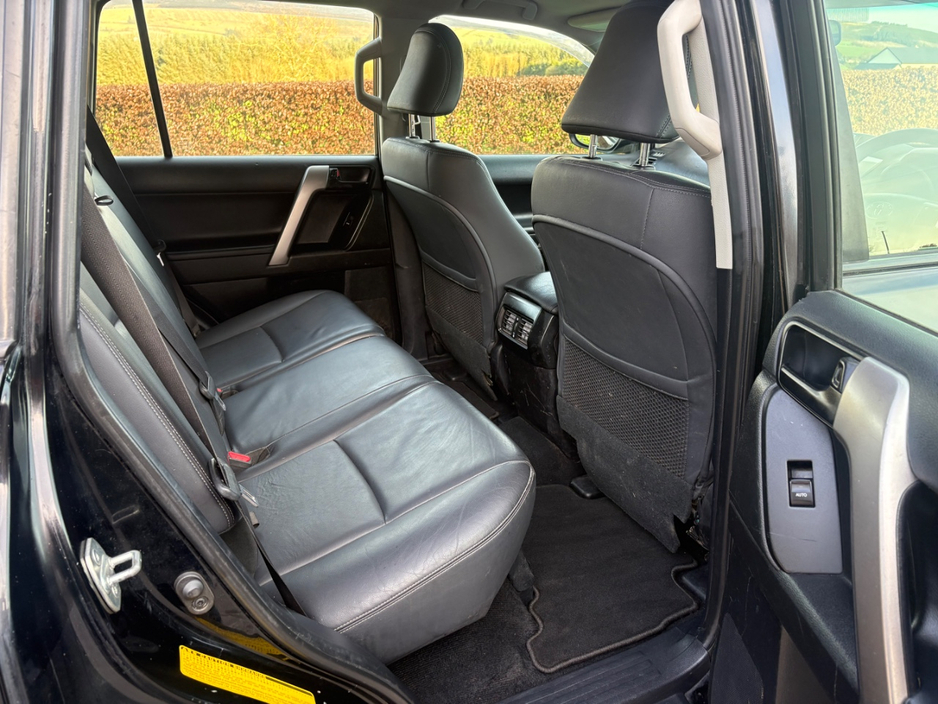 2015 Toyota Landcruiser - image 10