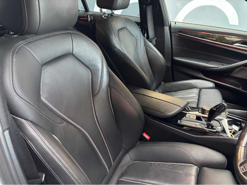 2018 BMW 5 Series - image 9