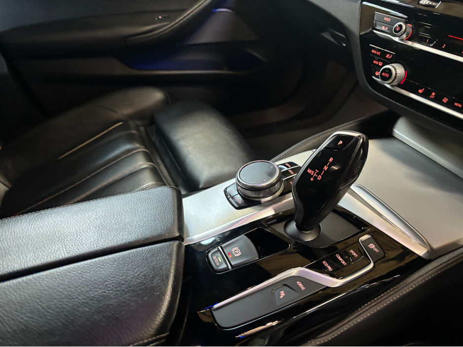 2018 BMW 5 Series - image 8