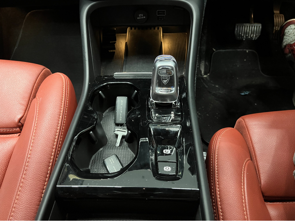 2020 Volvo XC40 €30950 2020 VOLVO XC40 RECHARGE PLUG-IN HYBRID T5 1.5 AUTOMATIC / CRUISE CONTROL / 360° PARKING CAMERA / ELECTRIC MEMORY & HEATED SEATS / HEATED STEERING WHEEL / PANORAMIC SUNROOF / HEATED REAR SEATS €30,950