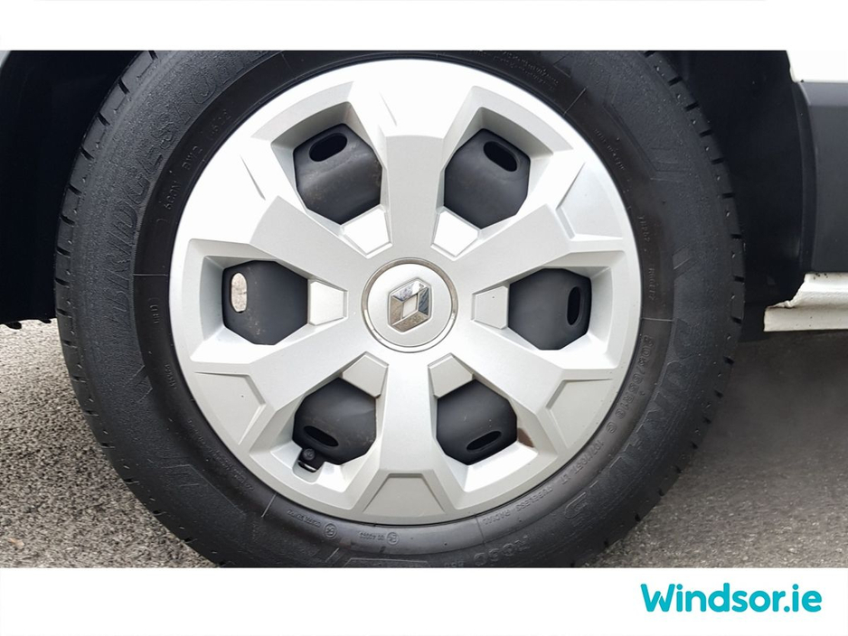 2023 Renault Trafic - image 16