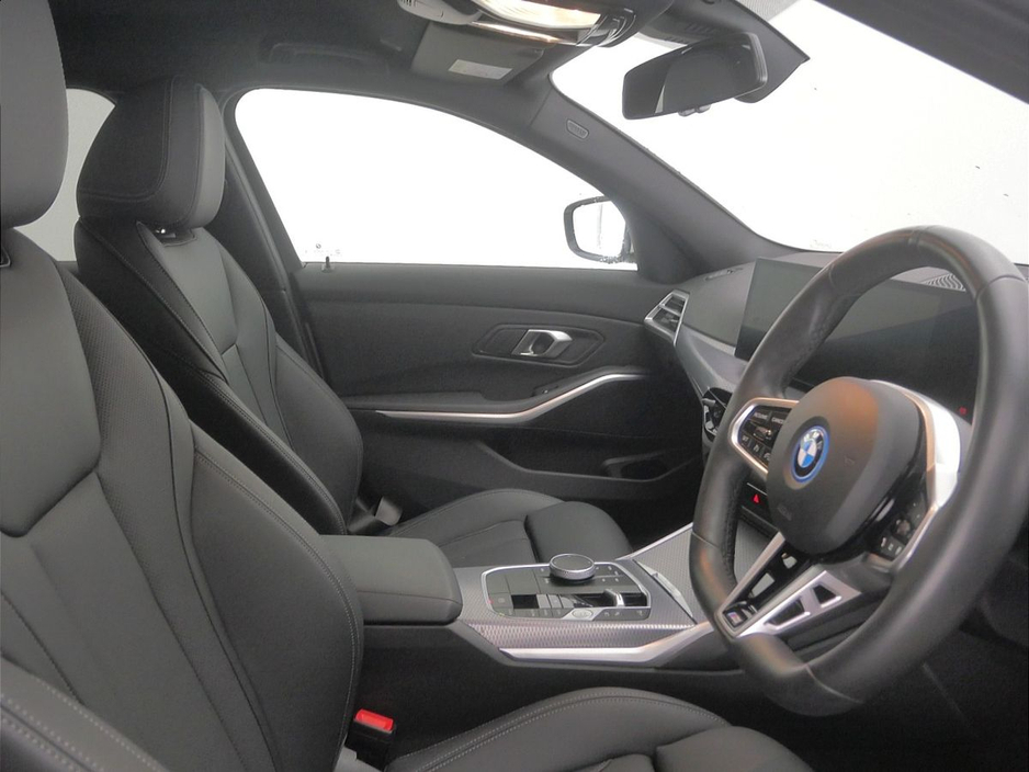 2025 BMW 3 Series - image 12