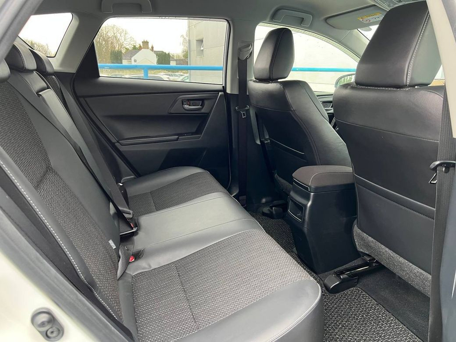 2016 Toyota Auris - image 8