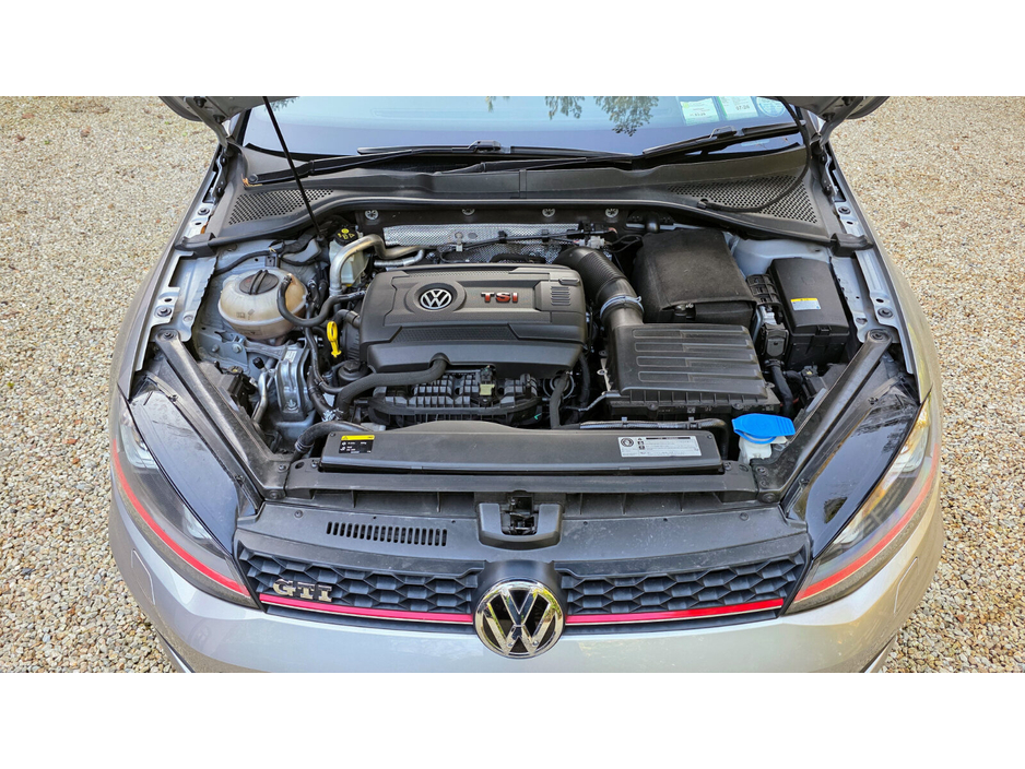 2014 Volkswagen Golf - image 26
