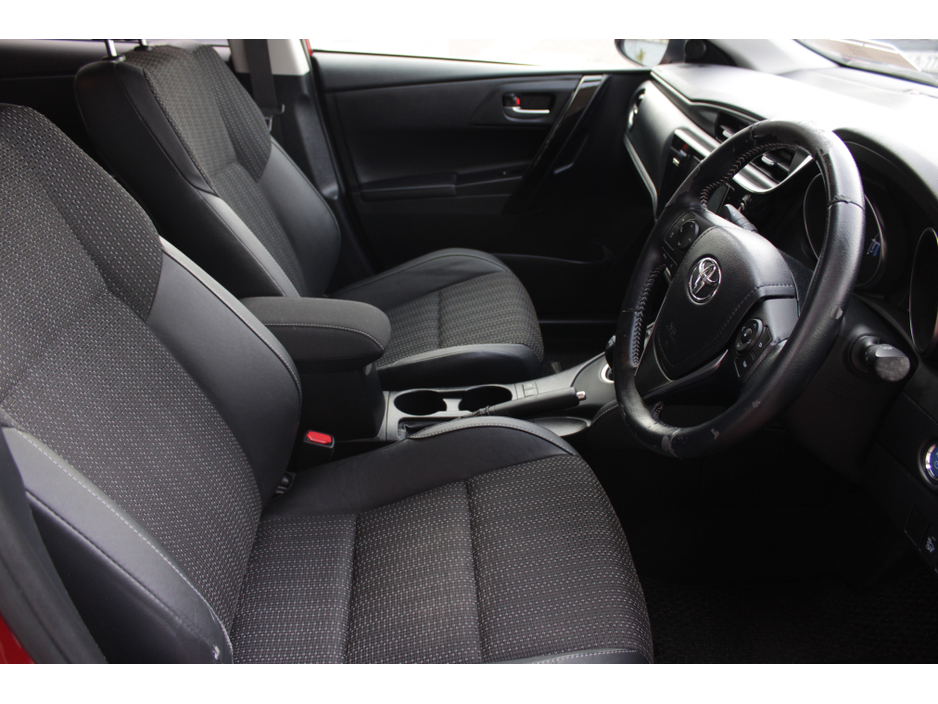 2017 Toyota Auris - image 11
