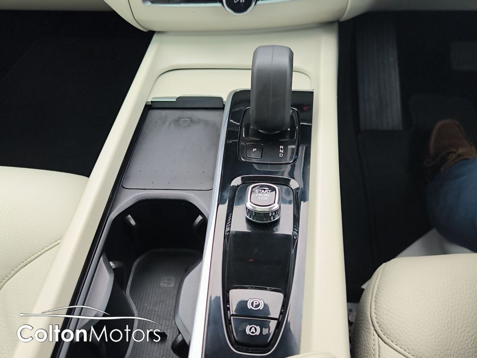 2022 Volvo XC60 - image 20