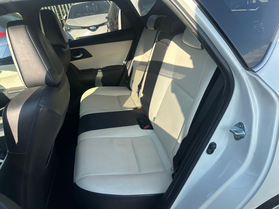 2016 Toyota Auris - image 15