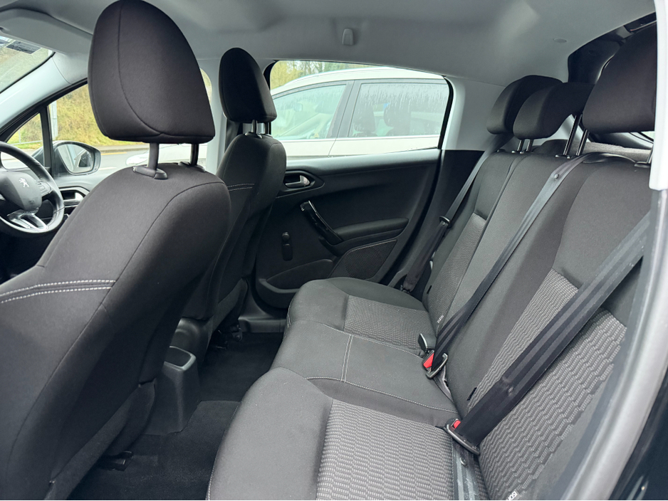 2017 Peugeot 208 - image 8