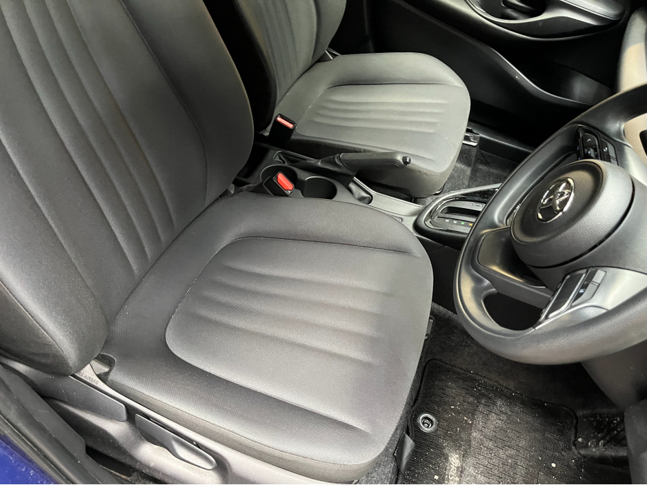 2022 Toyota Yaris - image 9