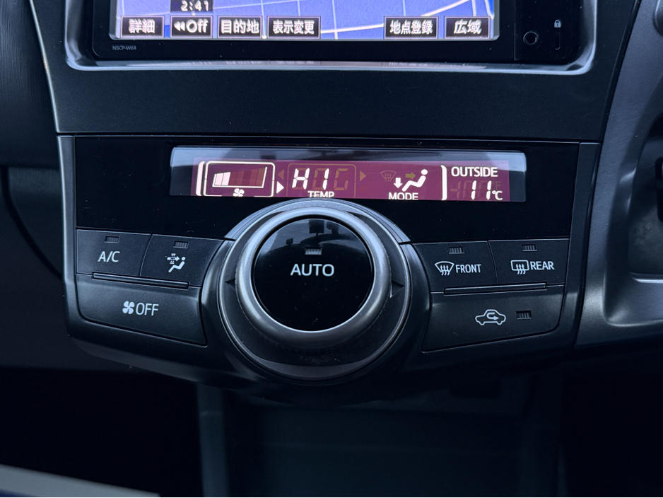 2014 Toyota Prius Alpha - image 17