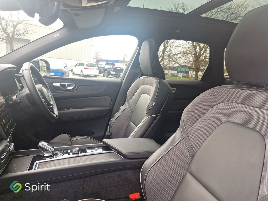 2025 Volvo XC60 - image 3