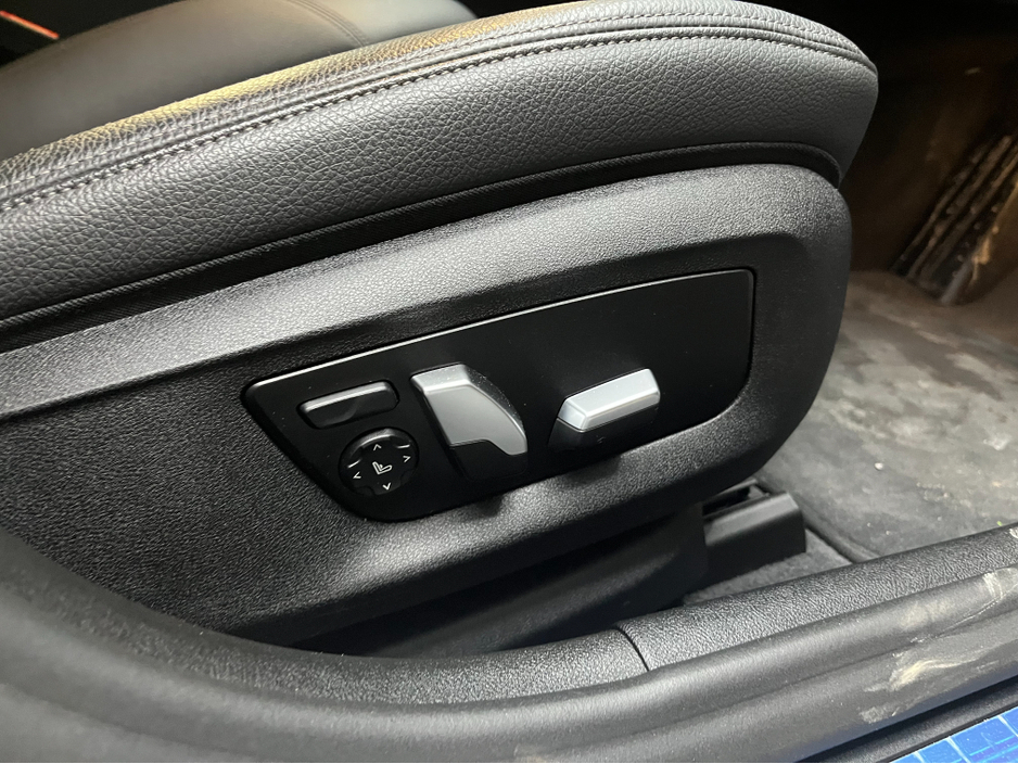 2021 BMW 5 Series - image 11