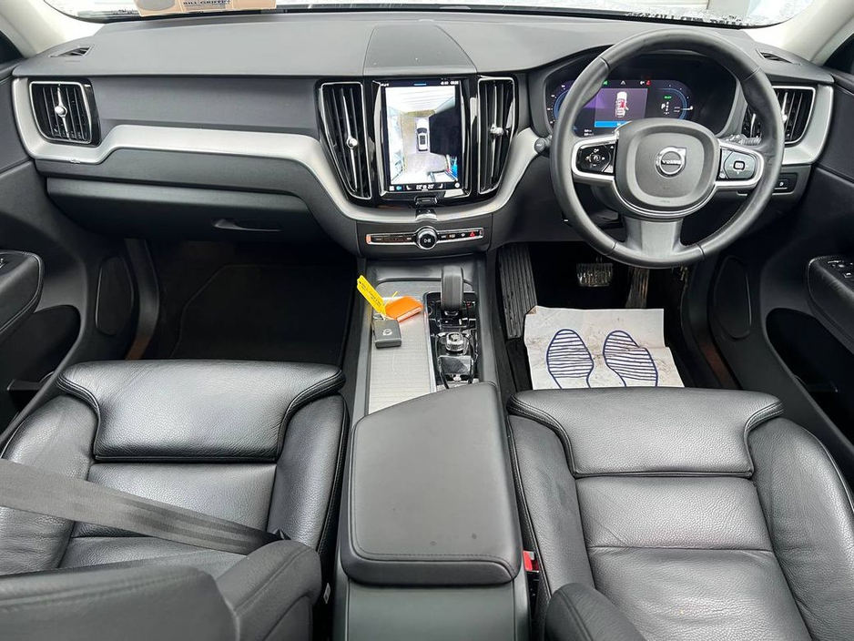 2023 Volvo XC60 T6 PLUS DARK AWD 2.0 HYBRID // OPENING PAN ROOF // HEATED LEATHER SEATS // APPLE CARPLAY/ANDROID AUTO €39,900