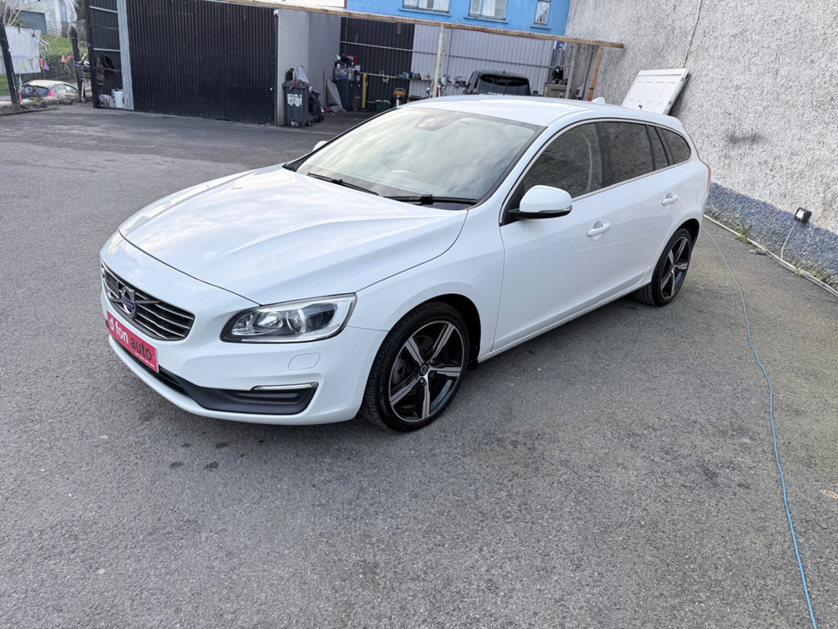 2016 Volvo V60 - image 7