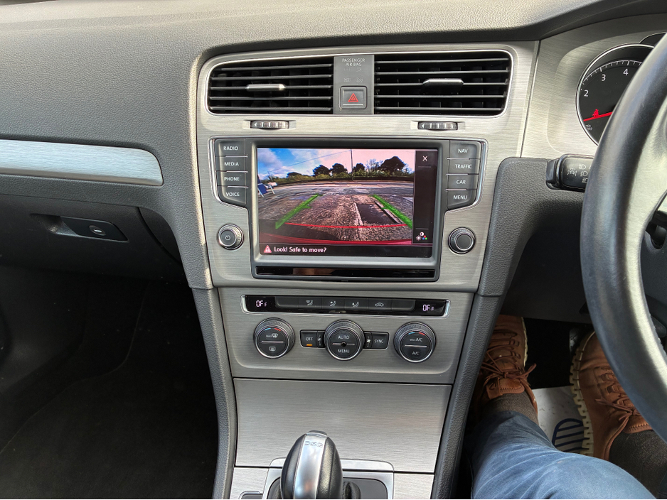 2014 Volkswagen Golf - image 23