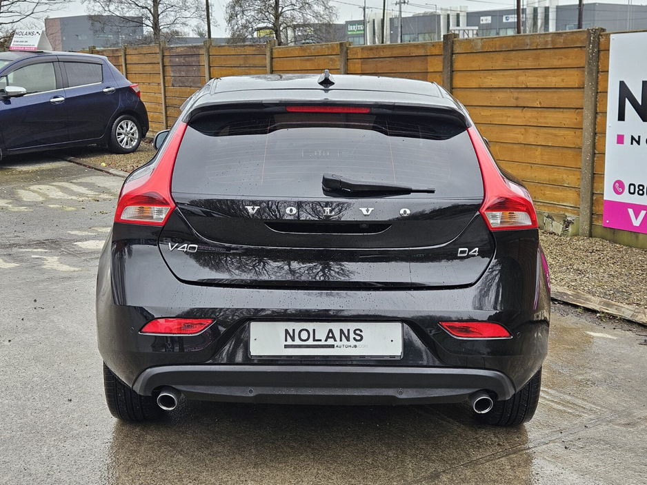 2016 Volvo V40 - image 12