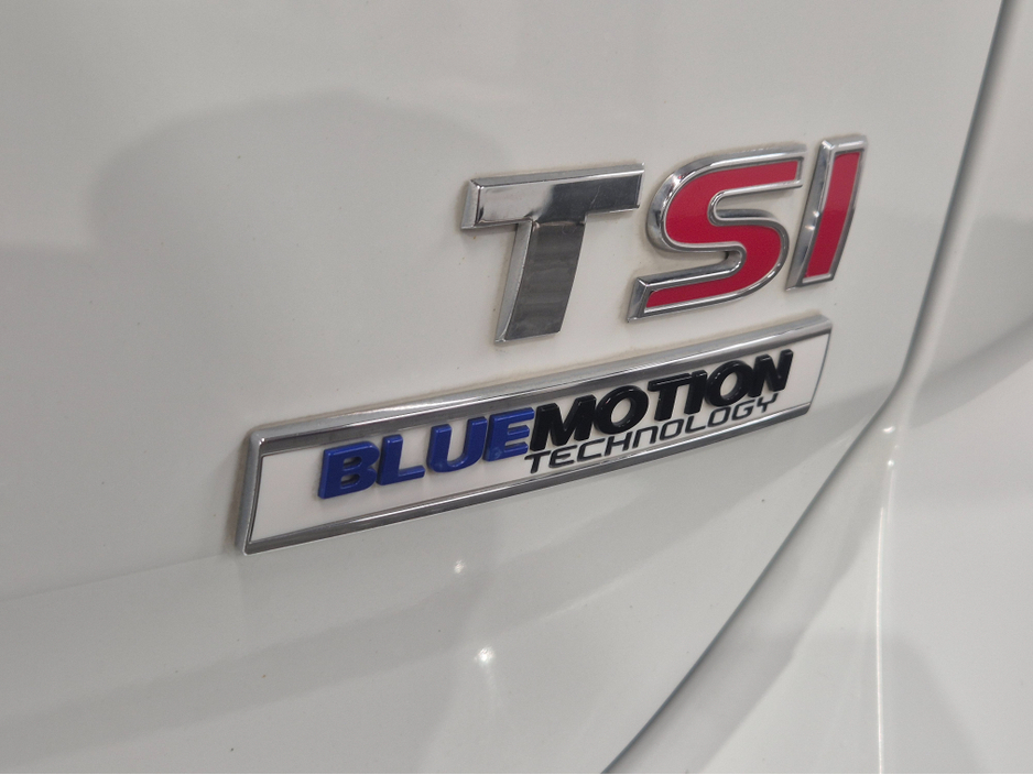 2015 Volkswagen Golf **HIGHLINE**ONLY 64000KMS**ALCANTARA SEATS*17" ALLOYS**LANE ASSIST**KEYLESS ENTRY AND START**ADAPTIVE CRUISE CONTROL**DUAL ZONE CLIMATE CONTROL**REVERSE CAMERA**BLUETOOTH STREAMING**FOLDING MIRRO €15,449