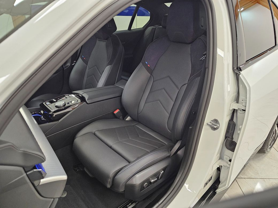 2025 BMW i5 - image 18