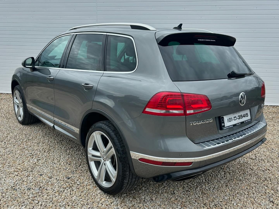 2016 Volkswagen Touareg - image 4