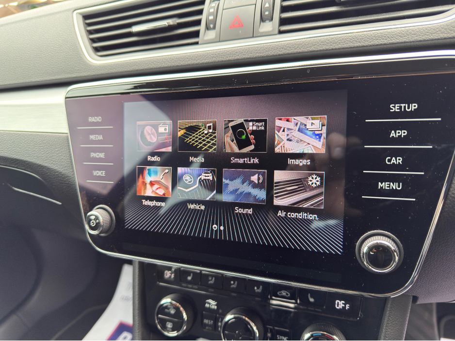 2018 Skoda Superb - image 18