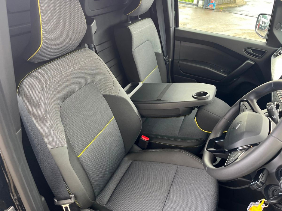 2025 Renault Kangoo - image 12