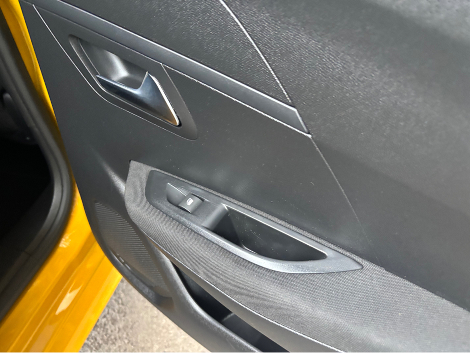 2023 Peugeot 208 - image 7